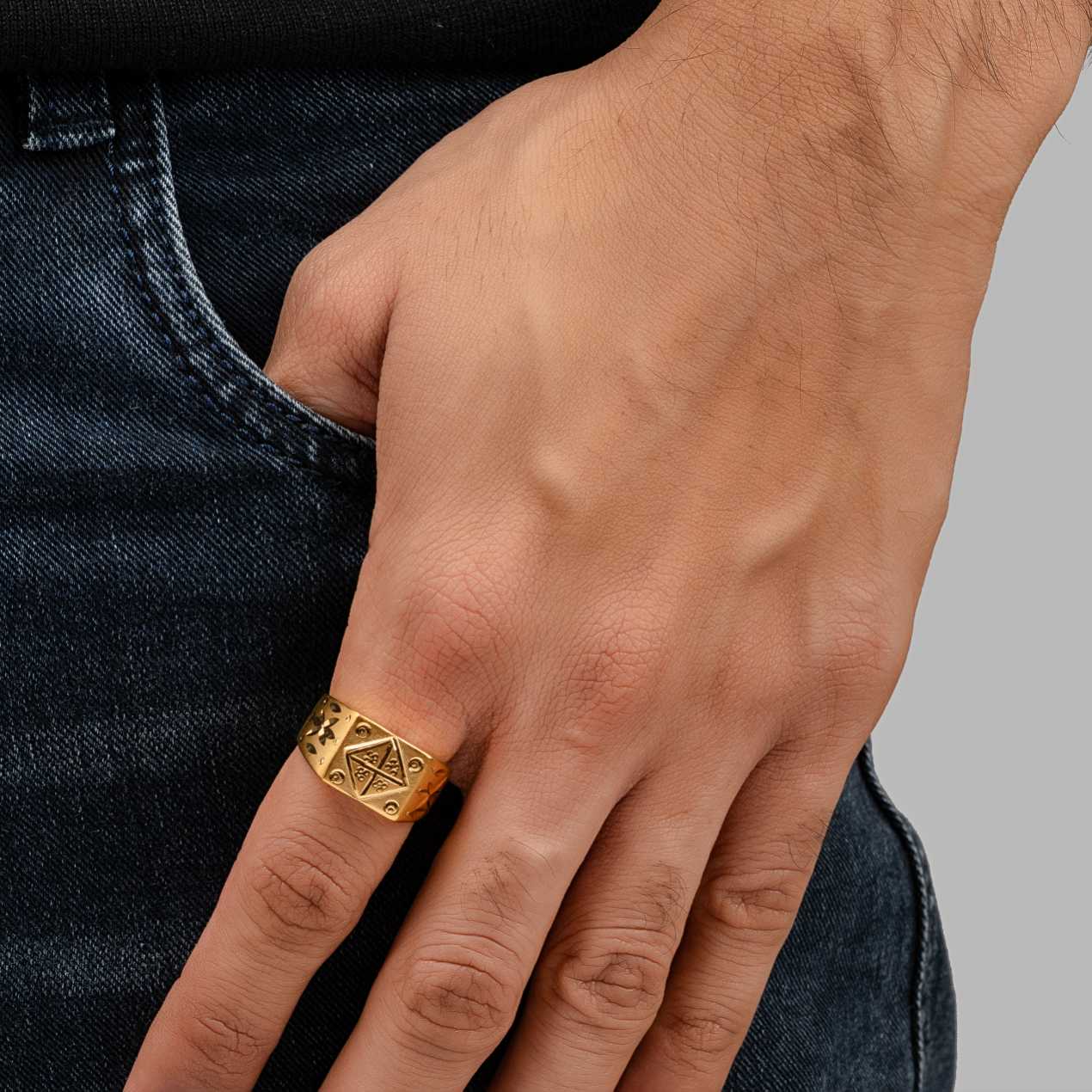 Gold Sovereign Ring - Image 3