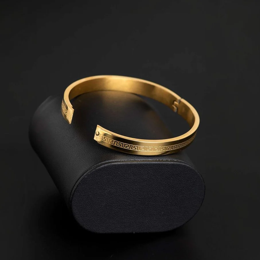 Sleek Line Gold Kada - Image 3